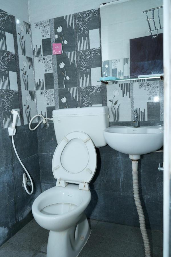 Alexa Home Stay Tirupati Bagian luar foto